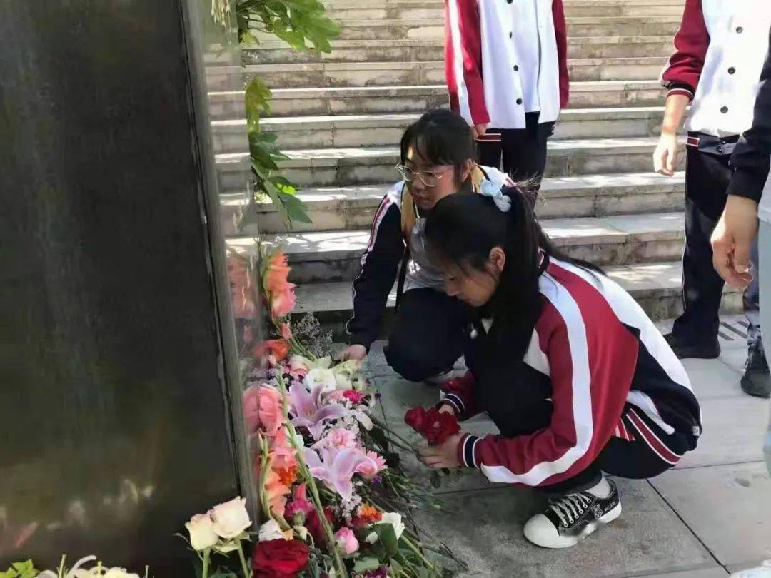个旧一中老师说,自发前来悼念袁隆平院士的是学校的住校学生,听到