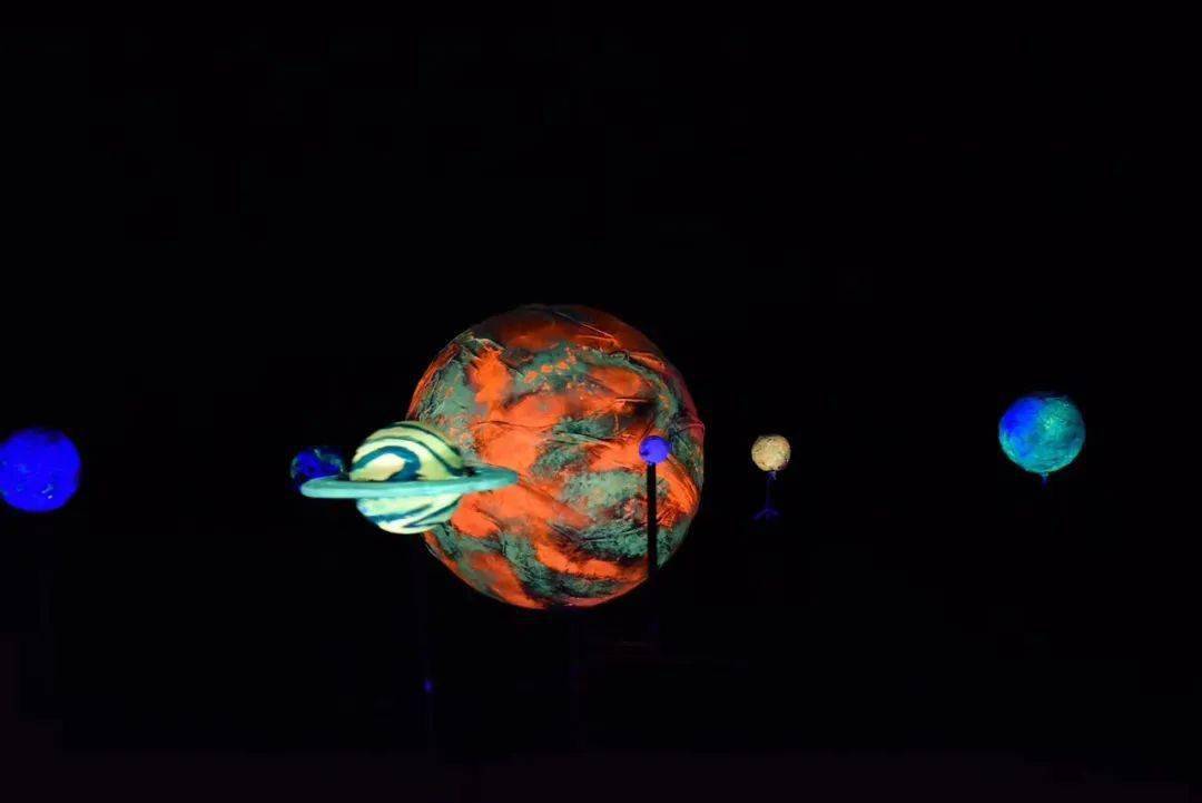 视觉魔术一场神秘的黑光剧 对宇宙空间最好的模拟一次奇妙的太空之旅