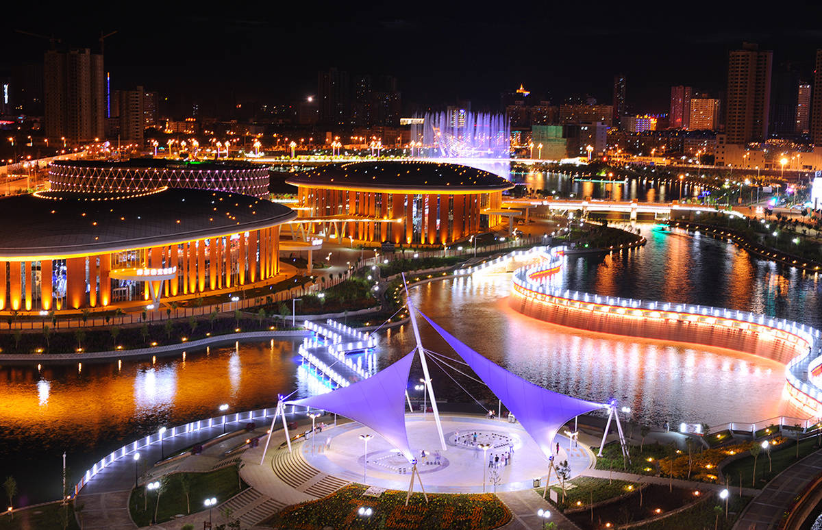 天鹅河景区坐落于库尔勒市南市区,是连接孔雀河,杜鹃河的重要水上纽带