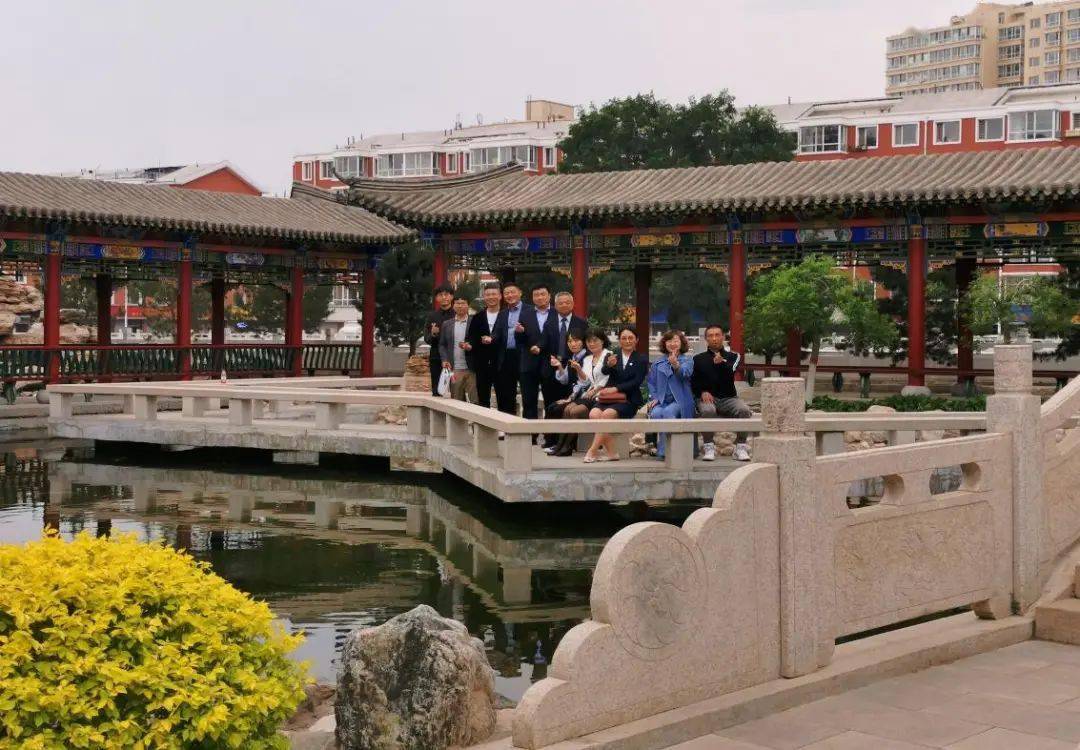 后,在李刚副校长的陪同下,大连外国语大学领导一行参观了我校荣祥故居