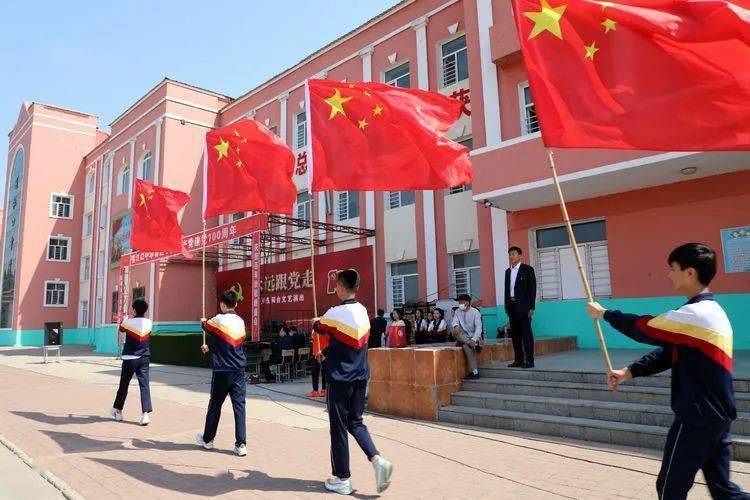 工作动态莲江口中学永远跟党走师生同台演出