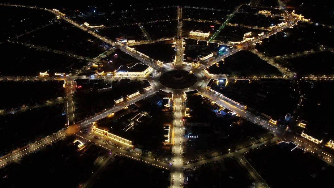 哪怕位于伊宁市中心,这里也依旧保留了原生态的居民生活,随处可见的