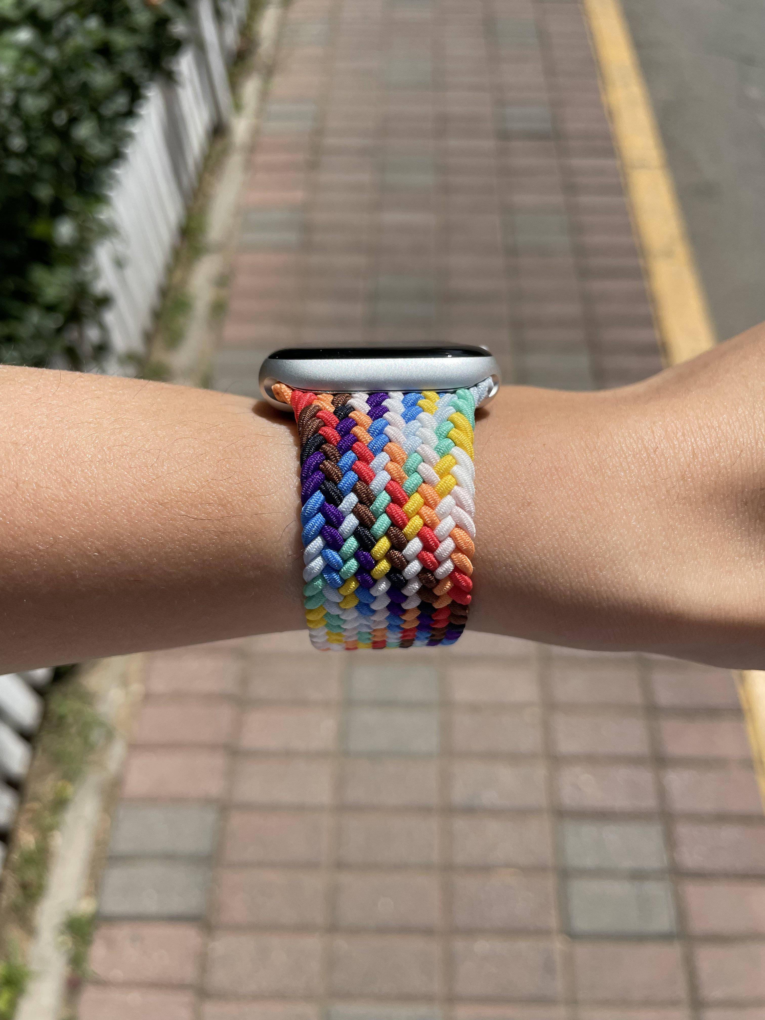 而来的还有单圈运动表带(橡胶材质)和单圈编织表带(橡胶纤维编织而成)