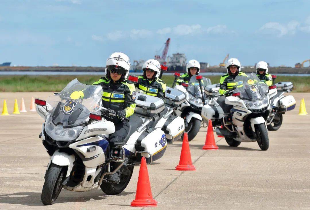 身穿多功能反光背心制服,手着黑色手套……在一声令下,铁骑队员沿设置