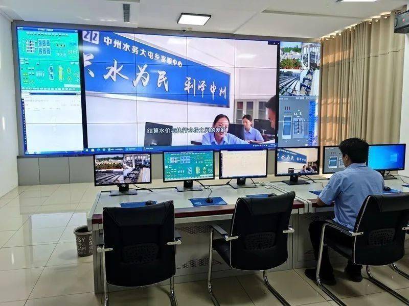 智慧水务控制大厅.张毅力摄清水通过泵站送到千家万户.