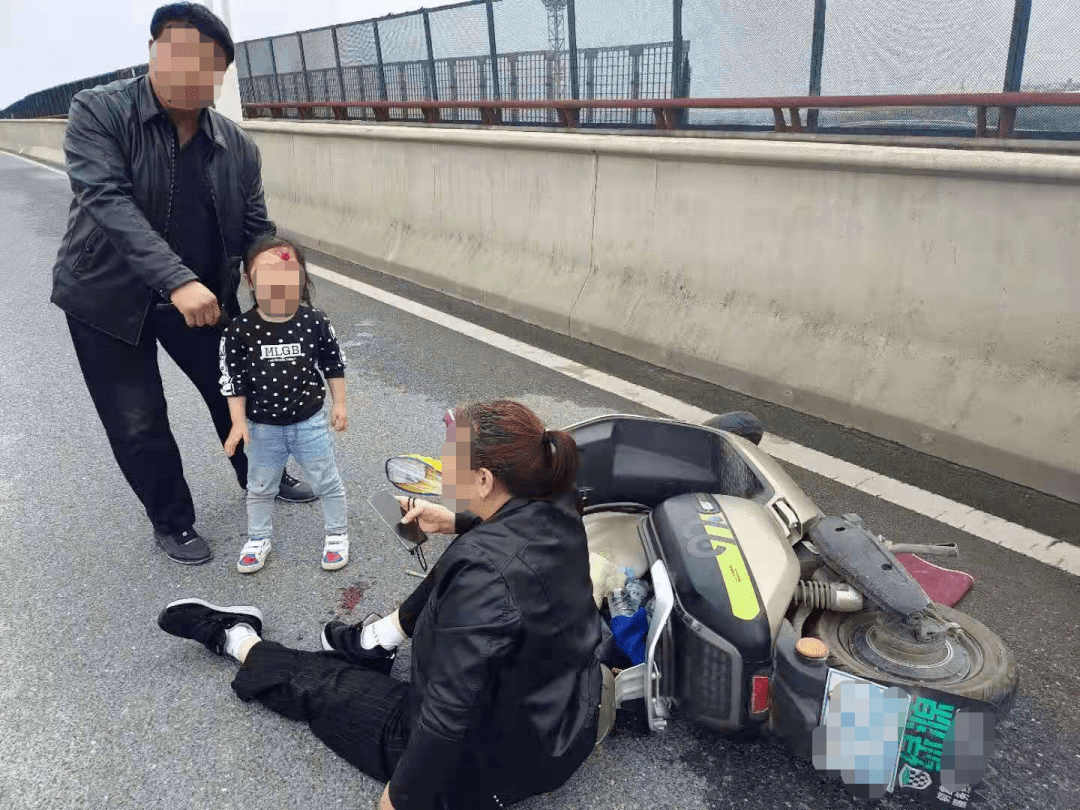 雨衣捲入電動車,宜春一家三口摔得._車輪