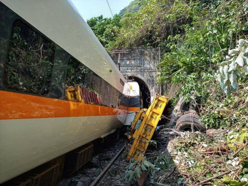 台铁太鲁阁号出轨致49死事故问责 12人被记过申诫等 南都