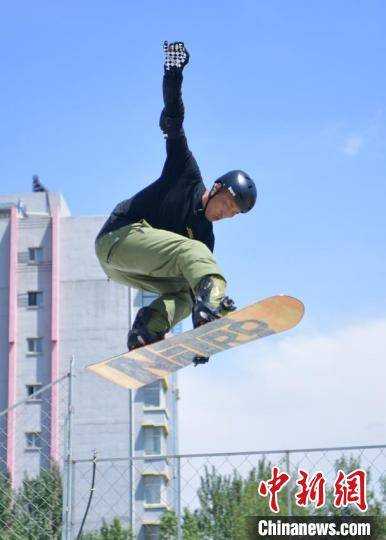 东北各地的滑雪爱好者聚集在长春滑旱雪 张瑶 摄