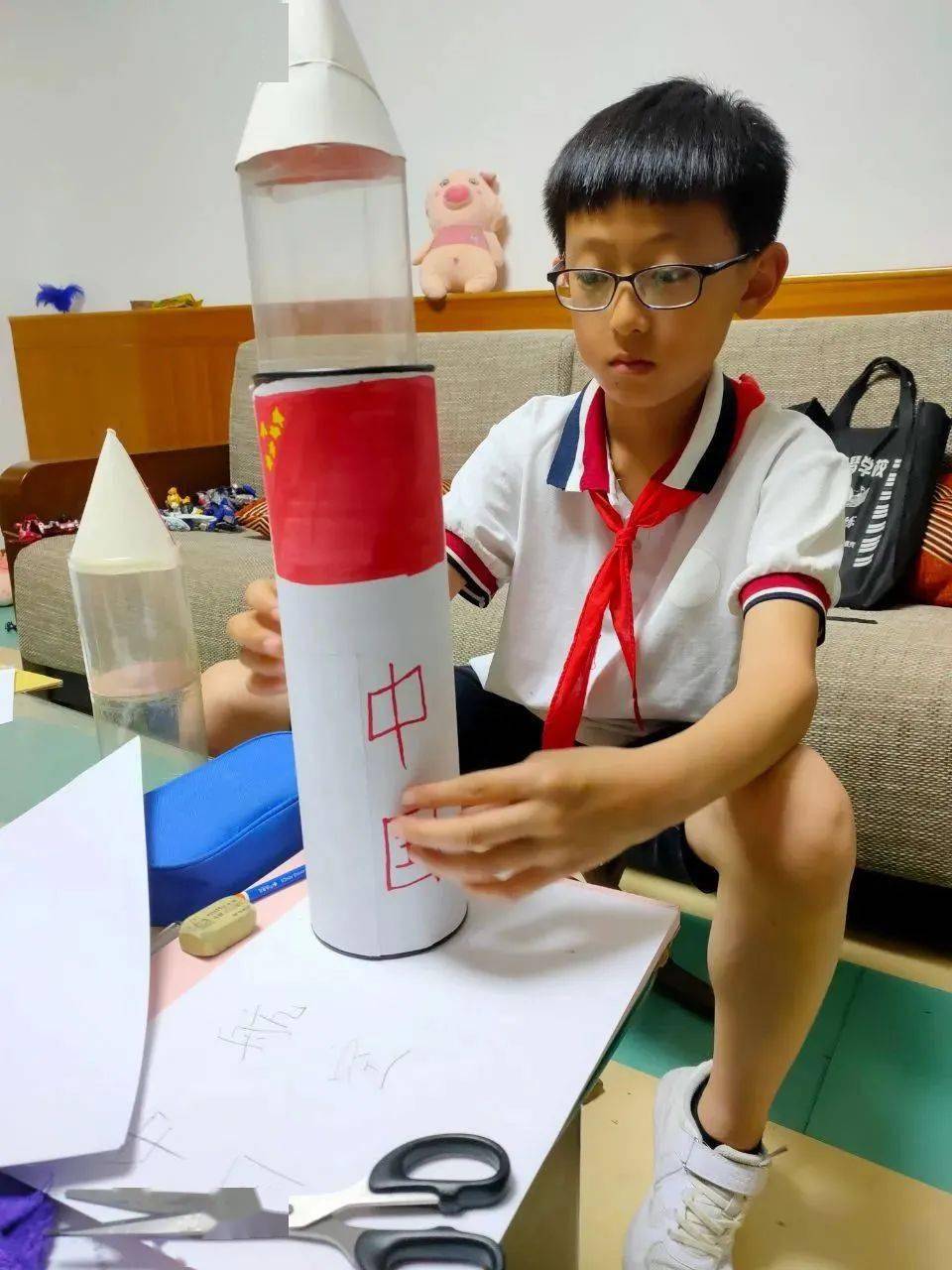 少先队员们还搜集了天问一号设计团队的故事.