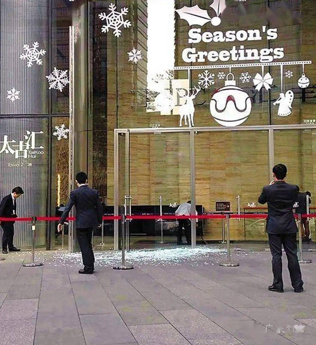 十年前开业的太古汇商场,在开业5年内已经5次发生爆玻璃事件.