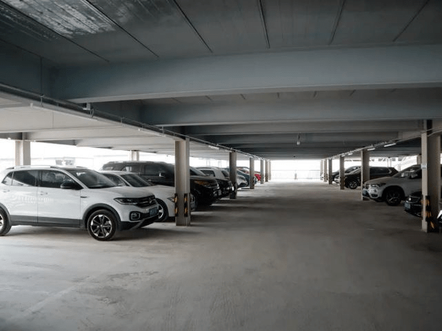 我为群众办实事朝阳首个自走式立体停车楼建成消防通道不堵了居民齐点