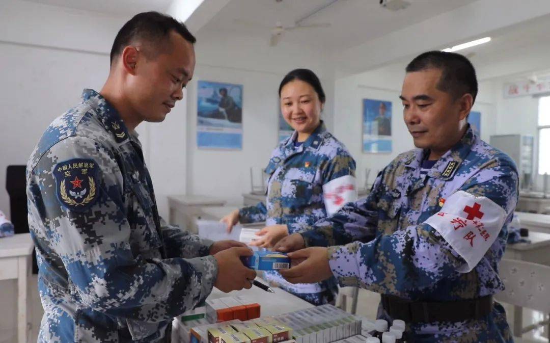 南部战区海军:专家医疗队巡诊高山海岛