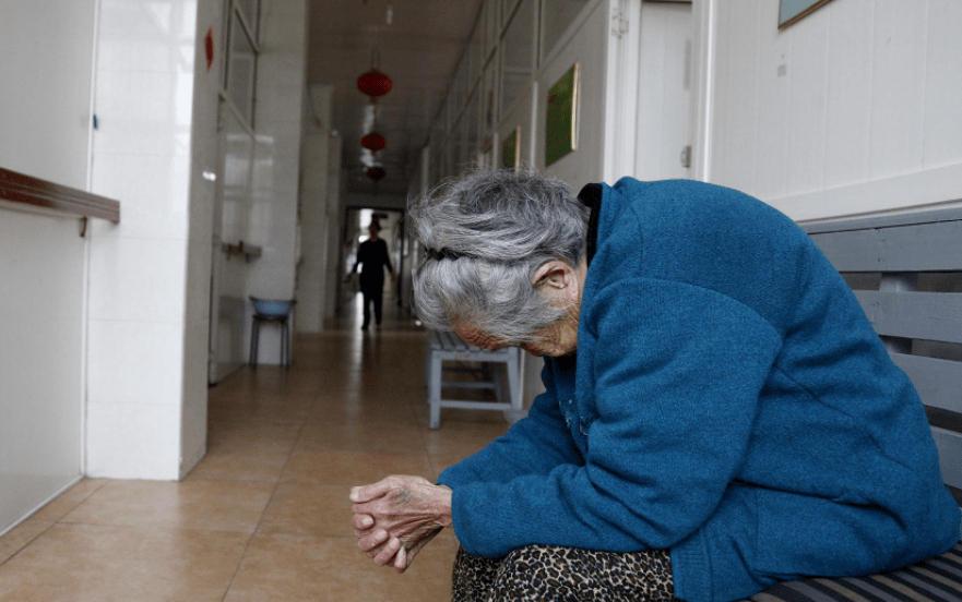 80岁老人被“丢”进养老院，道出心里的话：生男生女并不一样_孩子