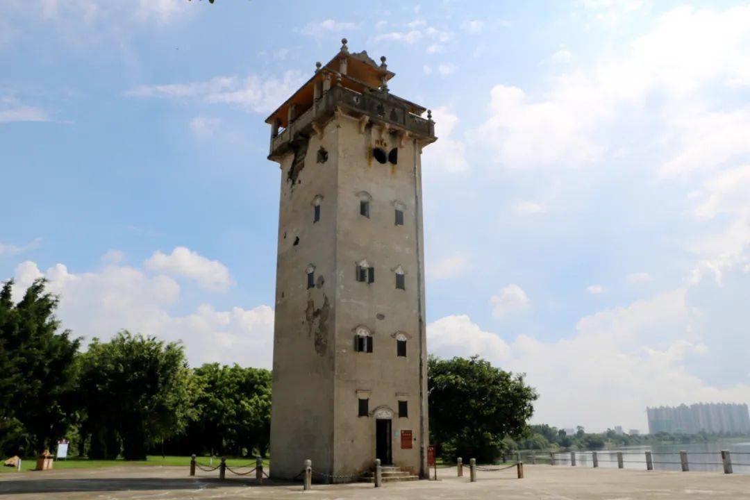 "南楼扼守着潭江要冲,是一座用于防卫作战的碉楼