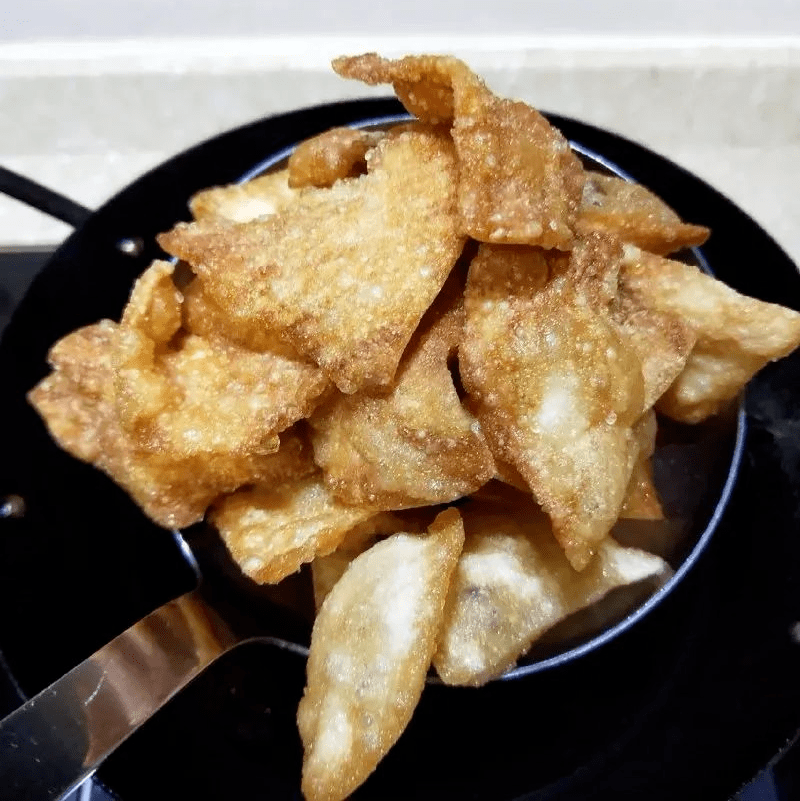 剩饺子皮变身小零食口感酥脆比饺子还受欢迎