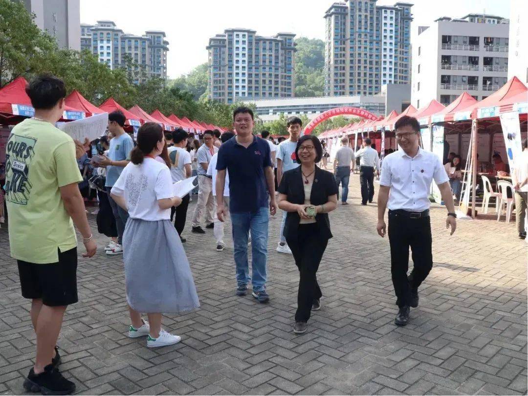 福州理工学院校长吴贵明,副校长谷振宇等校领导前往招聘现场就人才