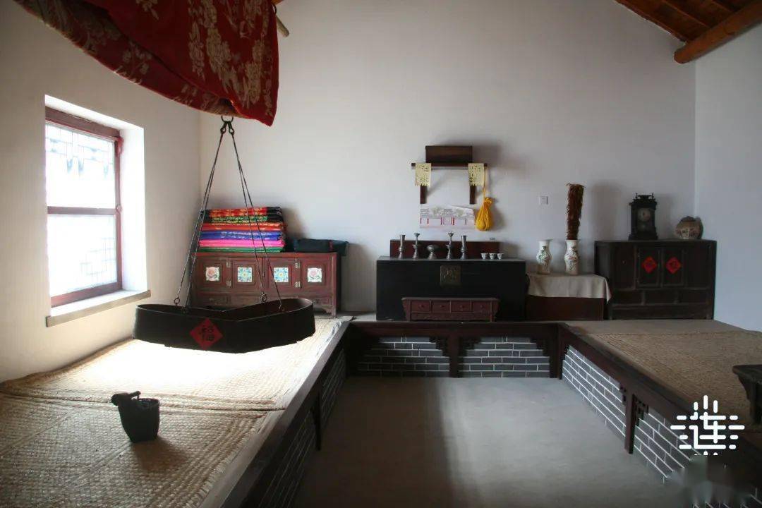 就是关向应的旧居故里三间坐北朝南的硬山式草房在向应街道办事处关家