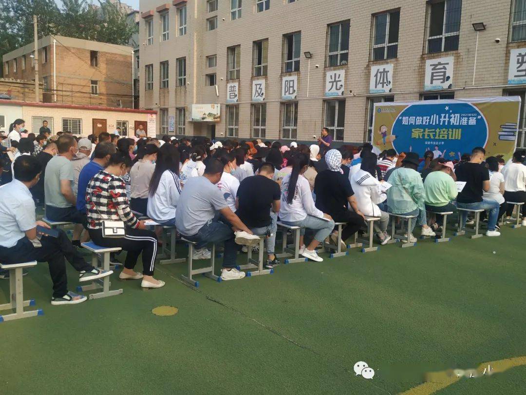 保定市十九中学的闫智胜校长,为家长们介绍了学校的特色以及学生在