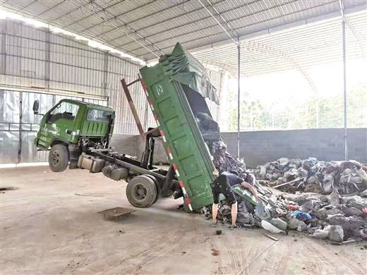 一名男子无证运输建筑垃圾到柳州市太阳村镇拉达屯,在倒垃圾时,整辆车