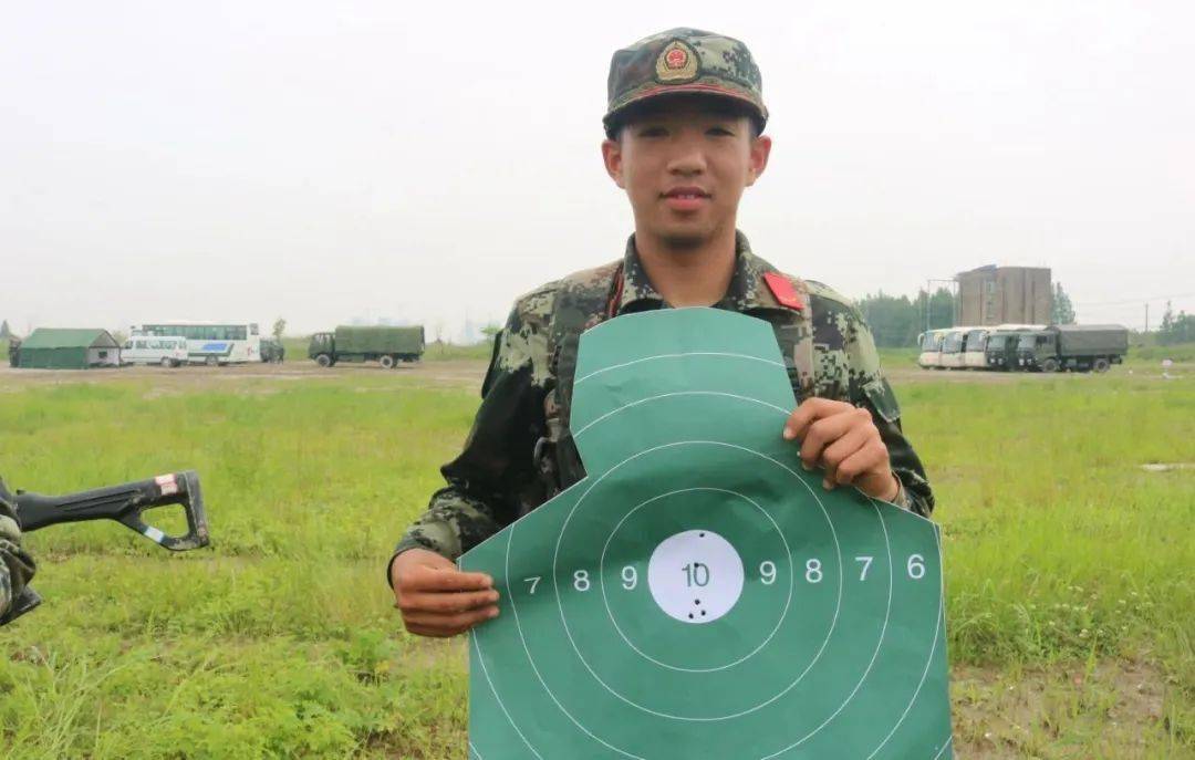 装填子弹已经逐渐凸显出军人特有的气质经历过严格训练的新战士们射击