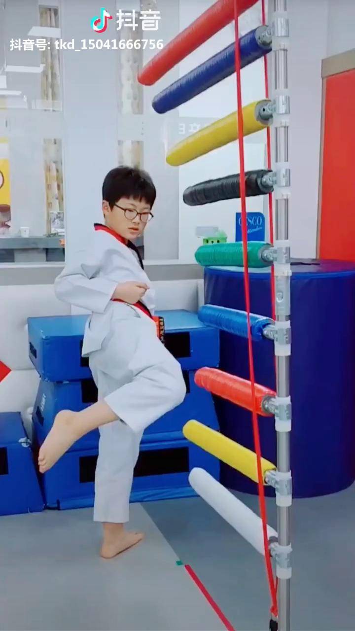 控腿能力高度控制精准度训练跆拳道英气十足似少年
