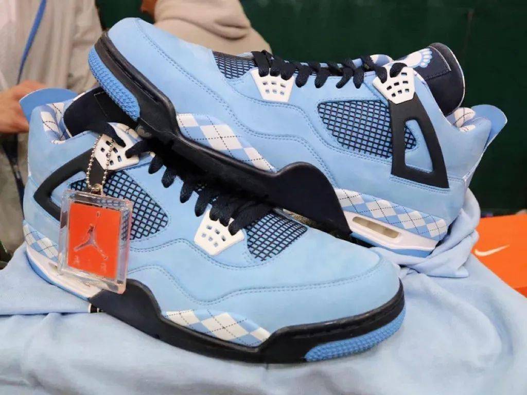 情迷大学蓝· AIR JORDAN 4 RETRO “UNIVERSITY BLUE”｜SOAR 新品预览_