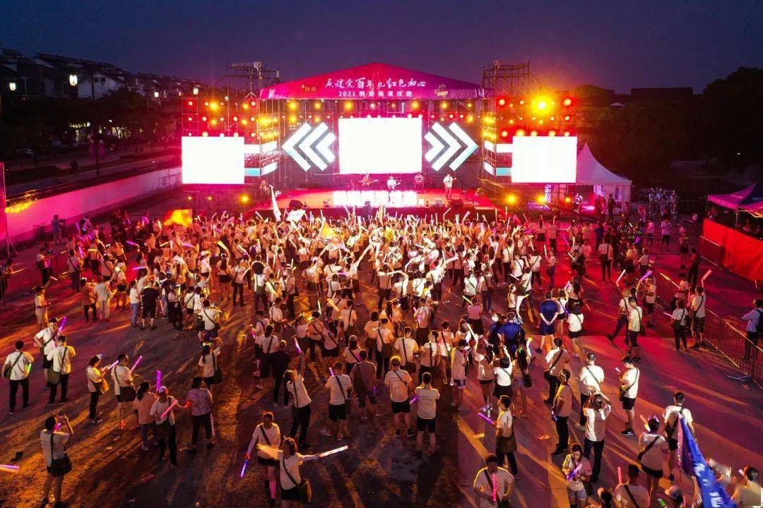 劲爆的开场舞与动感的音乐,丰富的互动区,"时代红歌摇滚音乐节"的主场