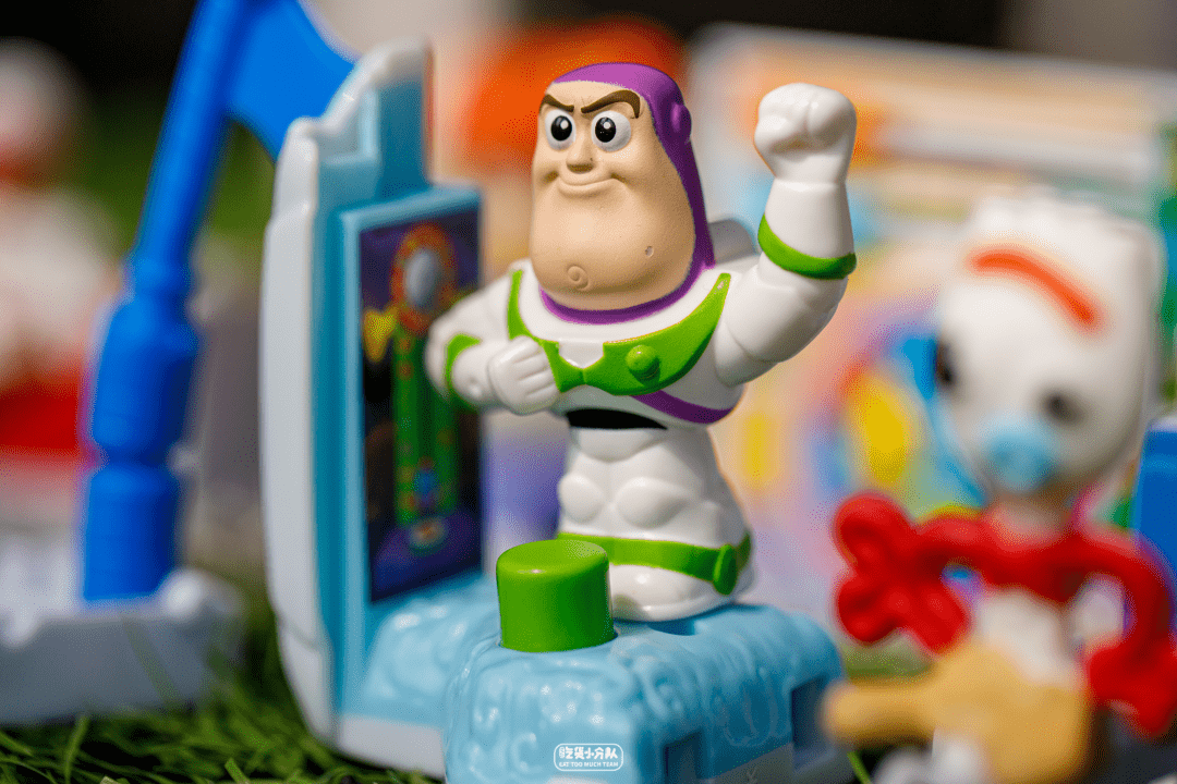 一口气买14个儿童套餐,弟弟都吃哭了