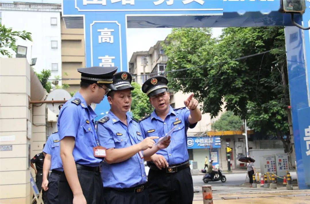 青秀区城管执法队我为群众办实事强化文明施工