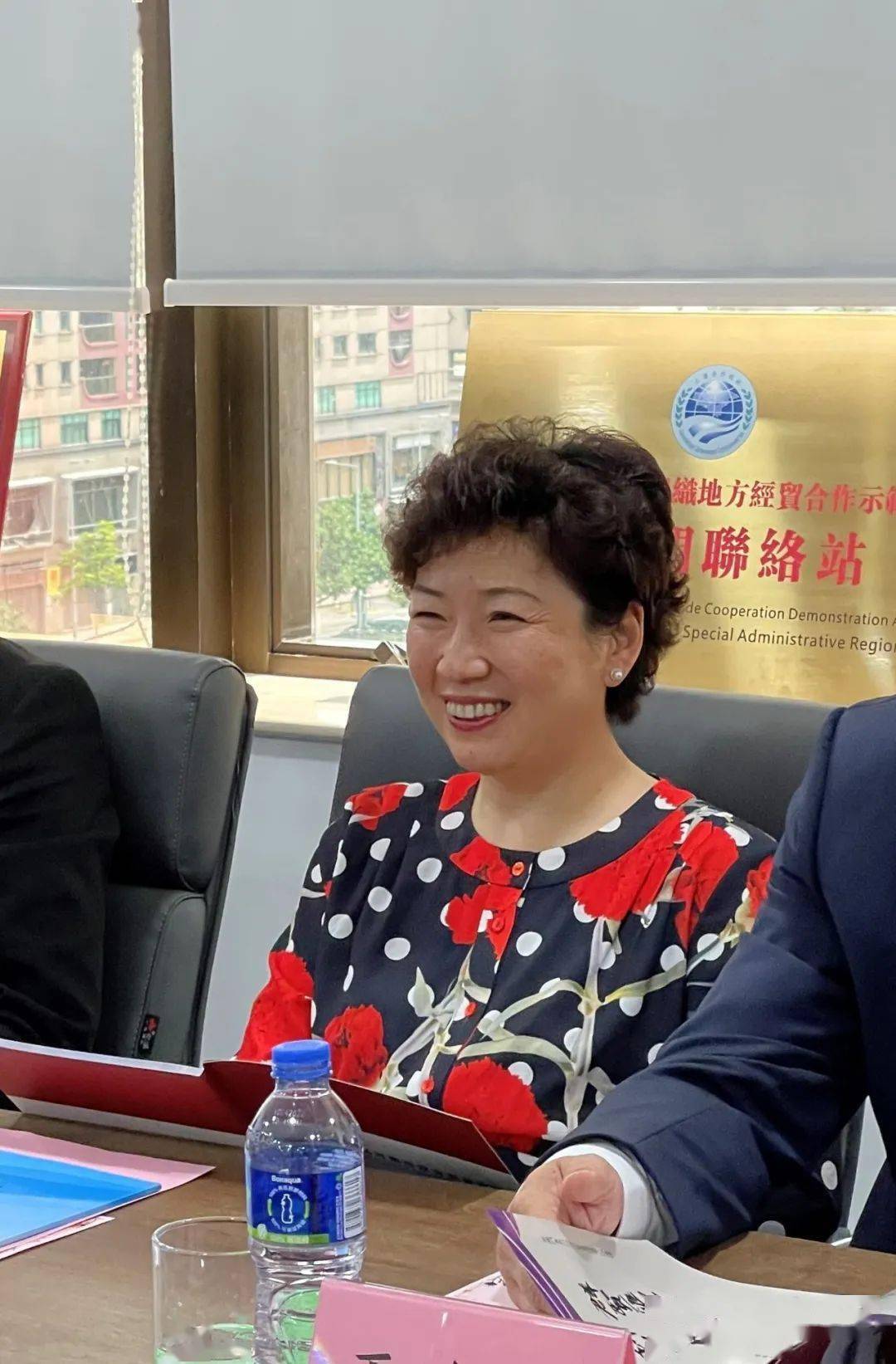 青岛市副市长栾新认真听取与会方推介,对澳门侨界长期以来为青岛市