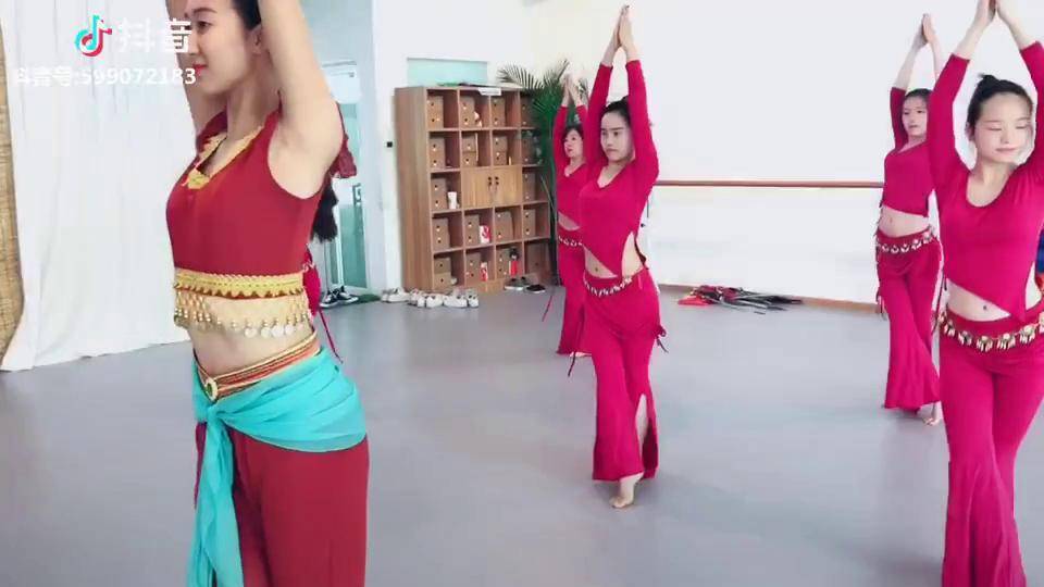佛系少女可爱的舞蹈图片