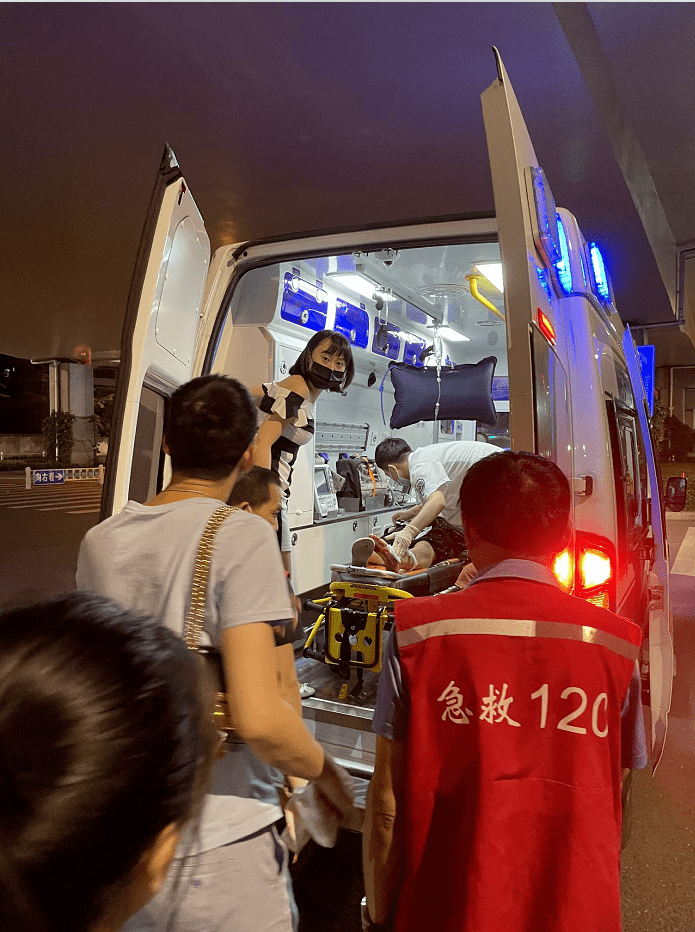 杭州两位护士深夜路边救人 你们见义勇为的样子真美!