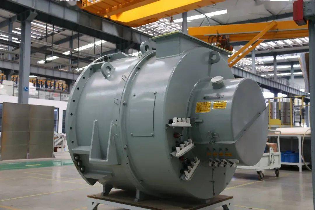 发电机由内燃机车柴油机输入动力,其输出的多组三相交流电为机车牵引