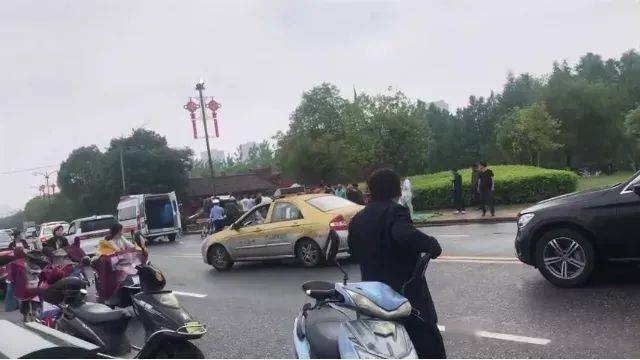 抚州梦湖西路发生交通事故导致一人当场死亡附视频