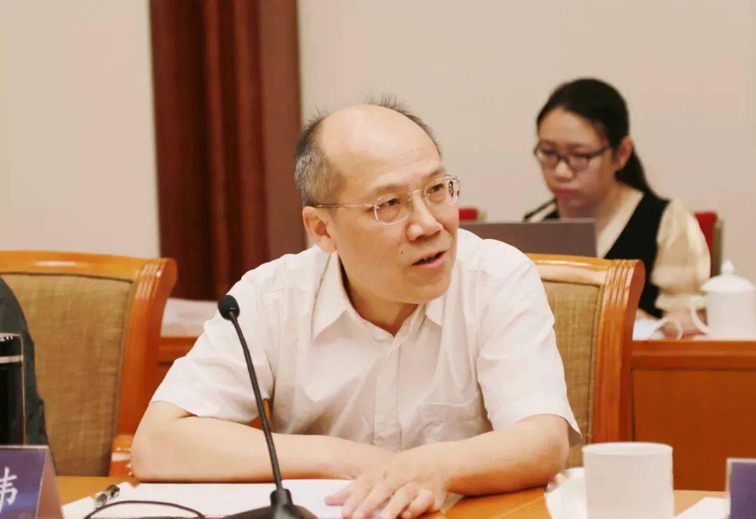 全国老龄办副主任,中国老龄协会副会长肖才伟认为,电影在反映问题时应