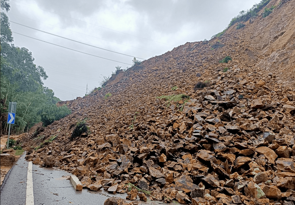 5月31日6时20分,国道g355线k940 400～k940 650龙门县龙华镇山风门凹