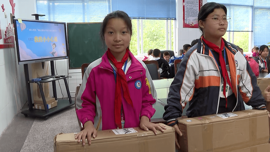 瞿积晓也是铁资中学教育集团六年级的学生,她一直想要书桌和台灯,这个
