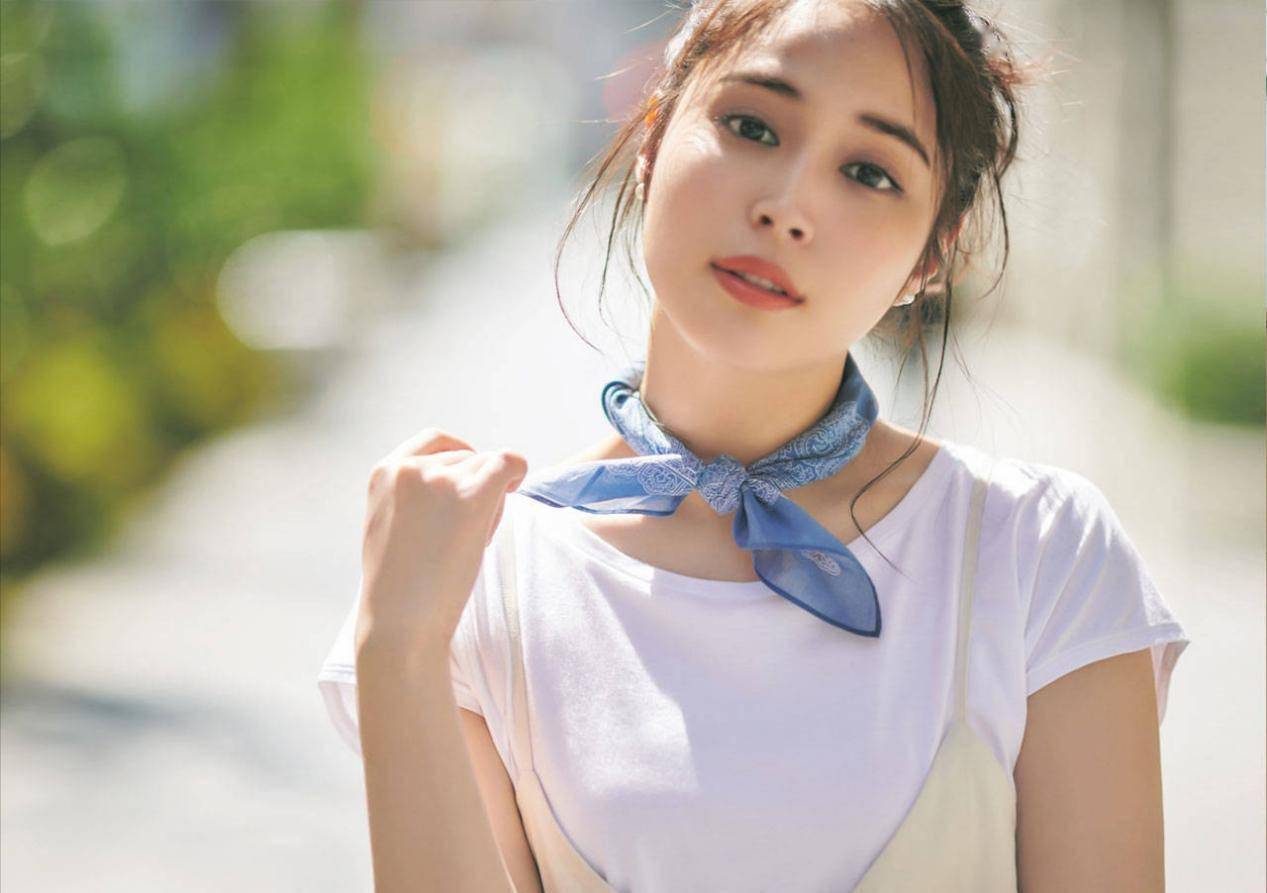 用"丝巾"点缀夏装,时尚减龄又显气质,精致好看又显女人味