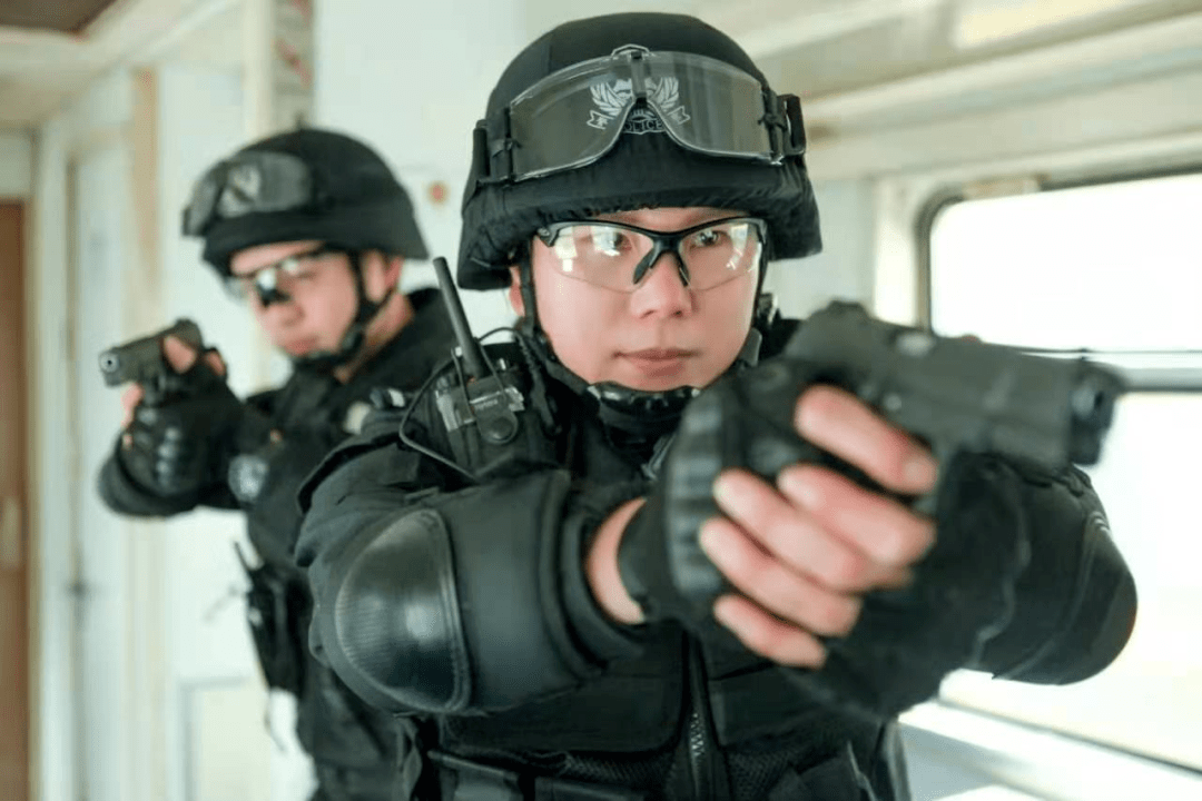 "在历经千锤百炼之后愈发艳丽在平安守护担当之中愈加坚毅记者:邓俊宇