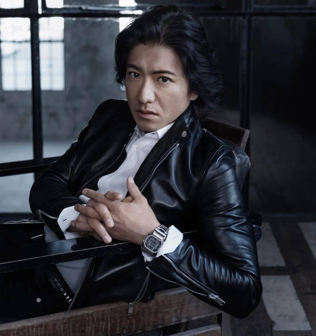 最有趣的是木村拓哉前两年作为卡西欧的代言人戴着g