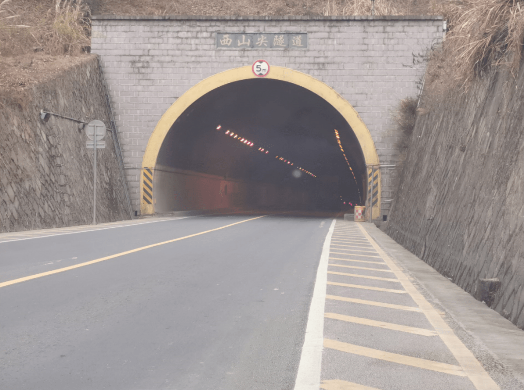 西山尖隧道全媒体记者:任刚编辑:汪璐霞监制:牟再