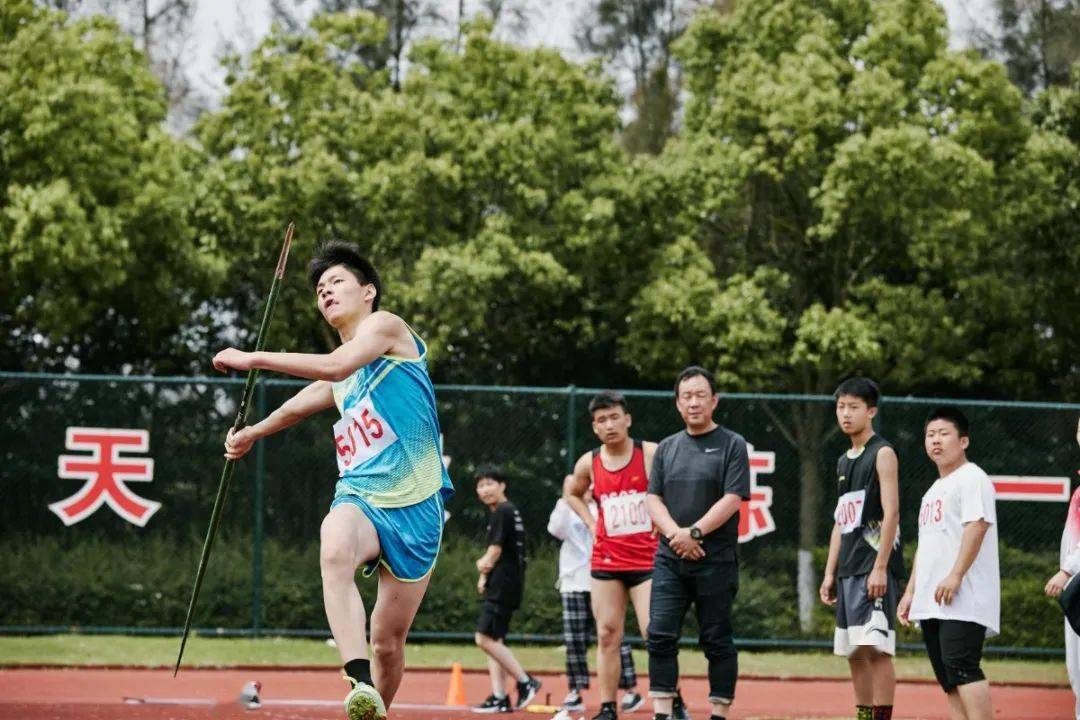 比赛期间,1人打破男子跳高市最高纪录,另有7人次打破6项市中小学生