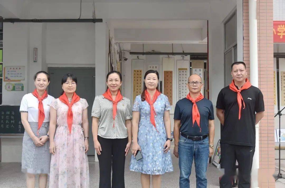 菁城街道办事处领导到城关小学看望慰问孩子们