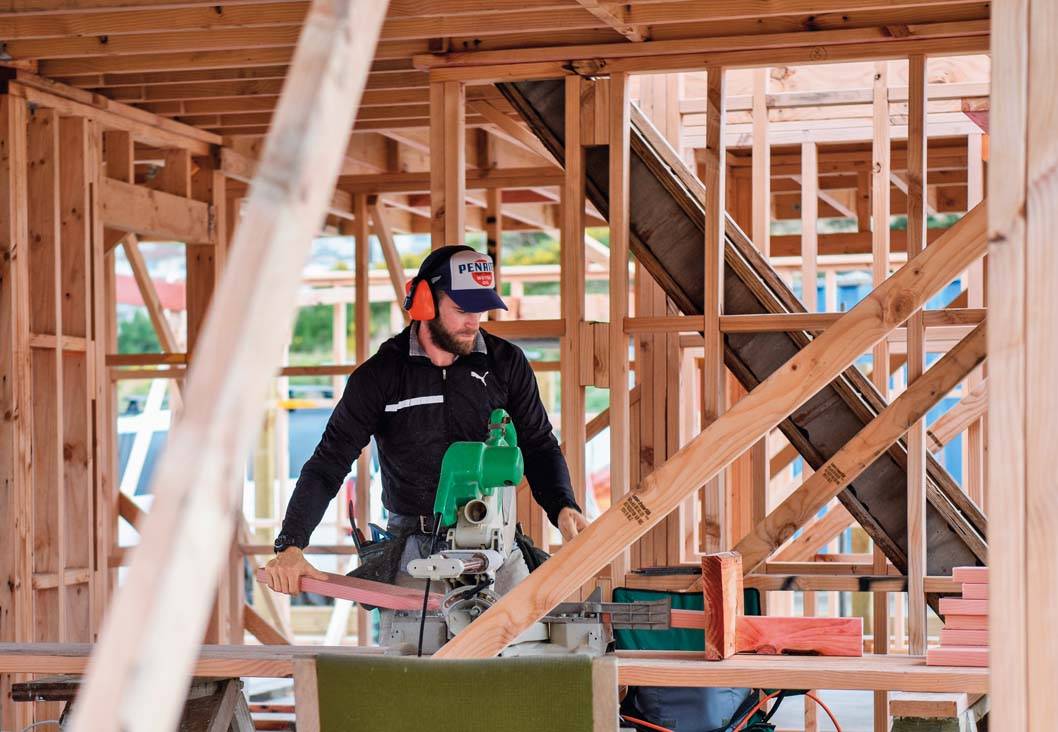 工人在新西兰首都惠灵顿一处建筑工地工作对于有志成为技术工人,从事