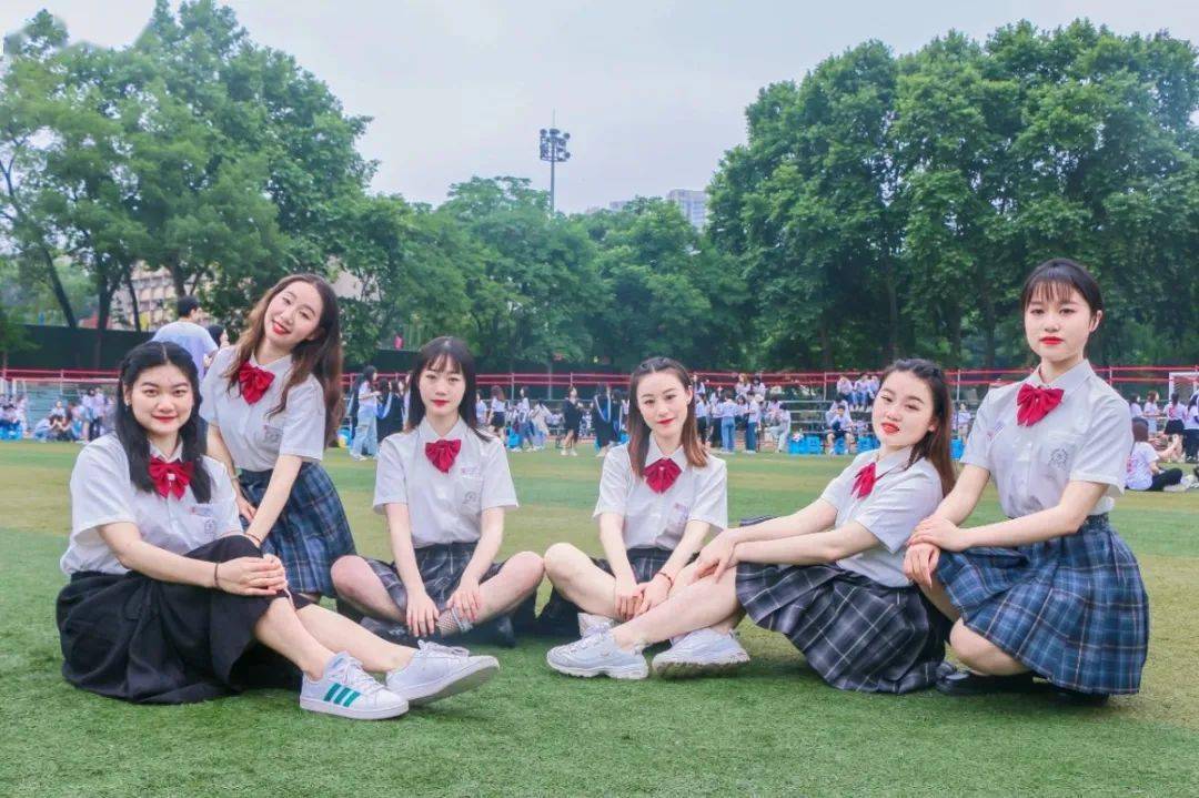 202174创意毕业照1,2,3,咔嚓!甩帽子,凹造型.