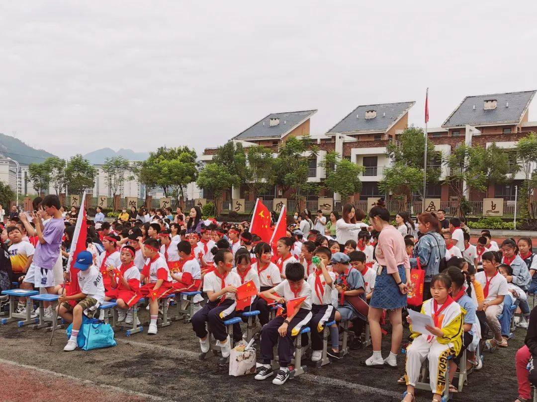 洋溢着对莘莘学子的关怀弥漫着对初升朝阳的期许字字句句间亚周小学