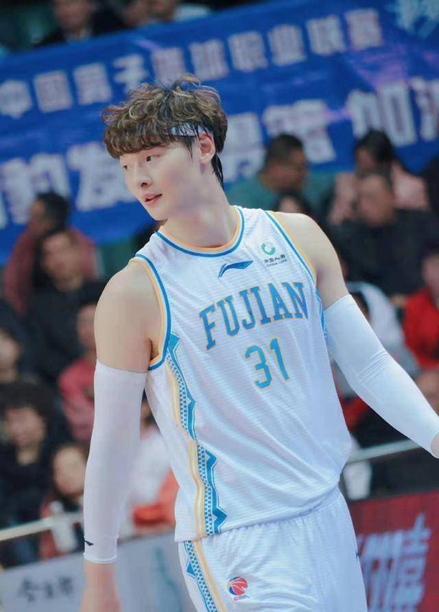 王哲林晒美照翻车!球迷直呼照片和比赛一样辣眼睛,疑似涂口红