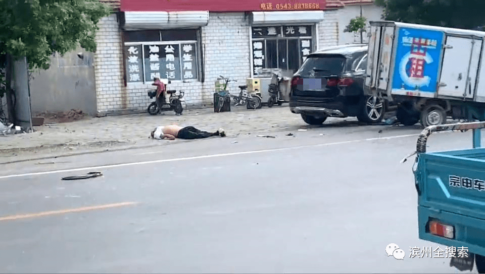 滨州街头,一奔驰suv与电动三轮车相撞!电动车车主