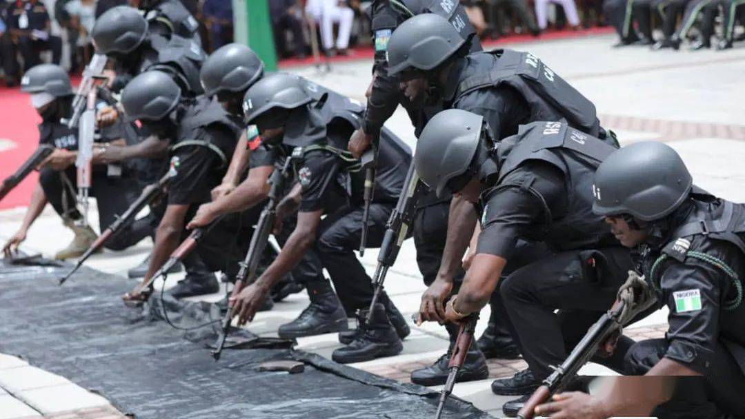 卡齐纳州警方击毙5名匪徒_摩托车