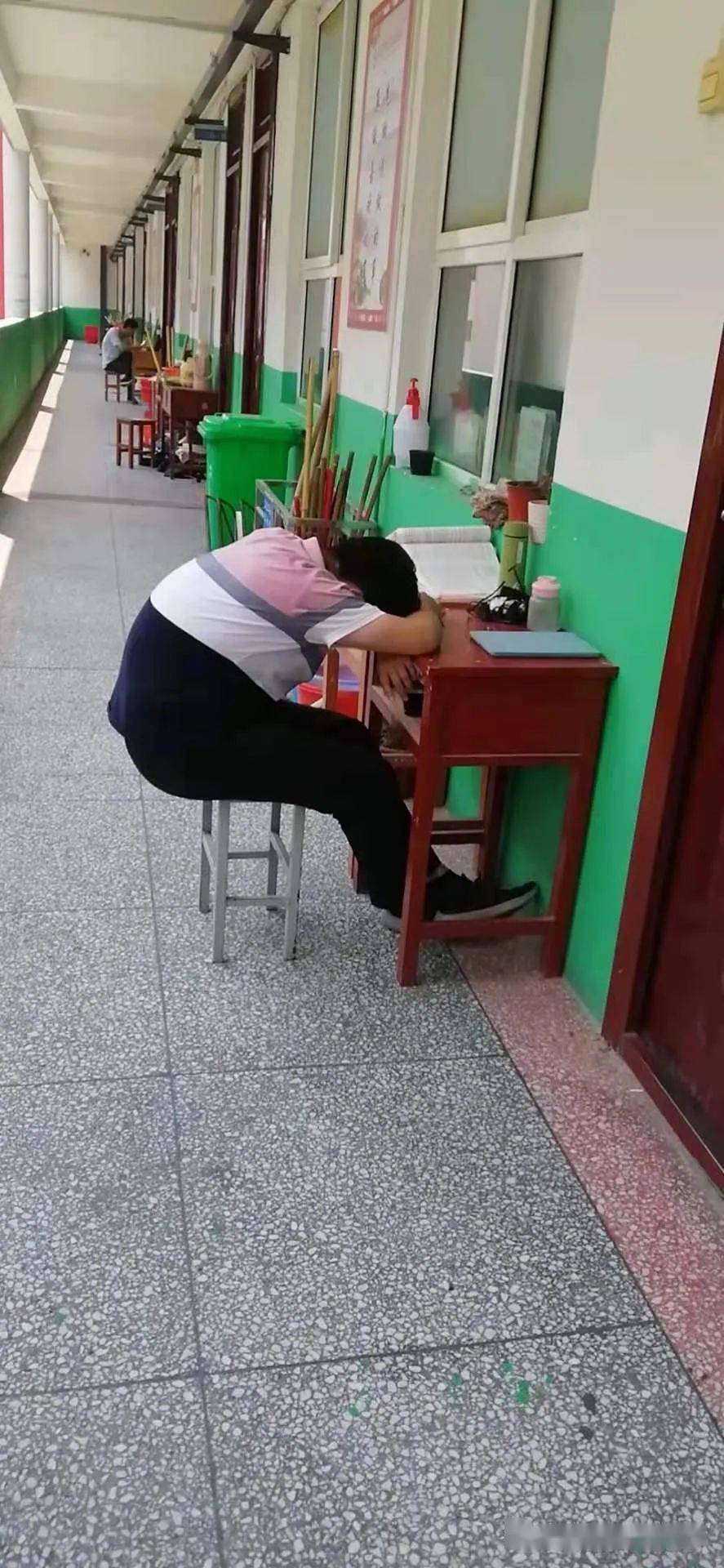 近日正阳二高午休随拍的照片看完感动了